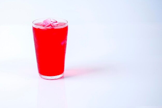 Photo close-up of red wine glass against white background