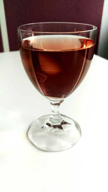 Photo close-up of red wine in glass on table