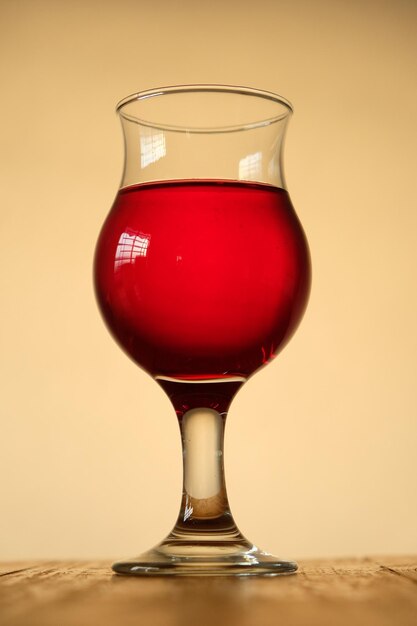 Photo close-up of red wine in glass on table