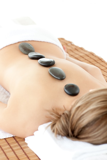 Photo close-up of relaxed woman lying on a massage table