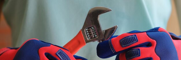 Закрытие рук ремонтника в перчатках с ремонтом металлического ключа, ремонтом и обустройством дома
