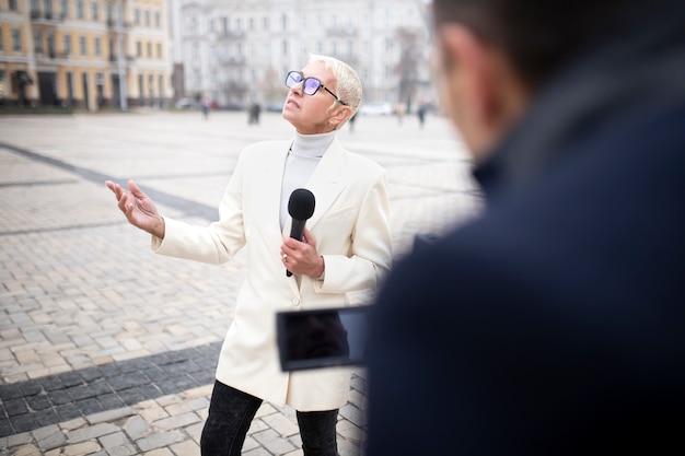 Foto primo piano sul giornalista che si prepara per un'intervista