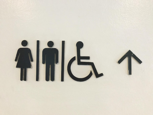 벽 에 있는 화장실 표지판 의 클로즈업