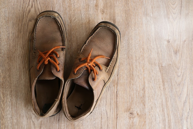 Photo close up retro old vintage leather shoe put on wooden table top