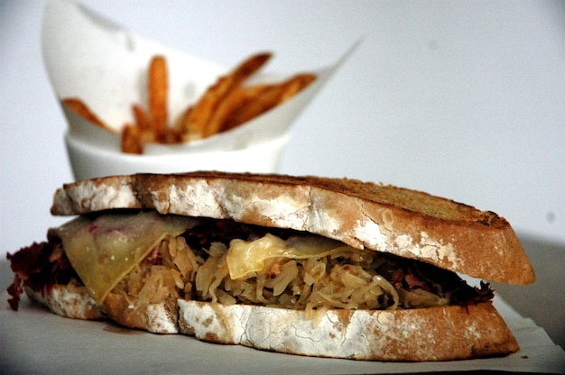 Foto close-up di un panino di reuben in un piatto sul tavolo