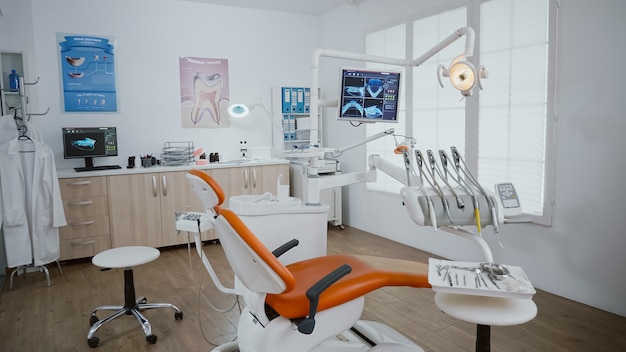 Фото Крупным планом обнажающий снимок кабинета стоматологической ортодонтической больницы, в котором никого нет