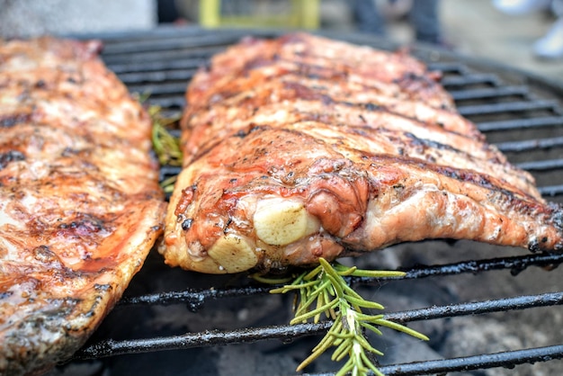 Foto close-up di costole al barbecue