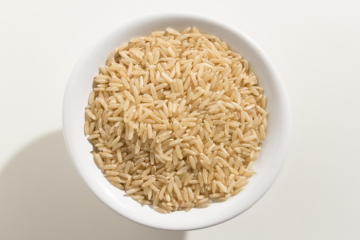 Photo close-up of rice in bowl over white background