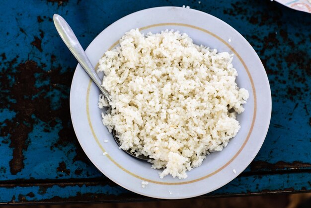 Photo close-up of rice in plate on table