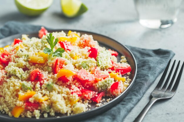 Foto close-up di riso con verdure in piatto servito a tavola