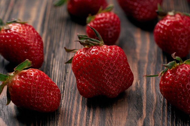 Close-up rijpe aardbeien op een houten tafel