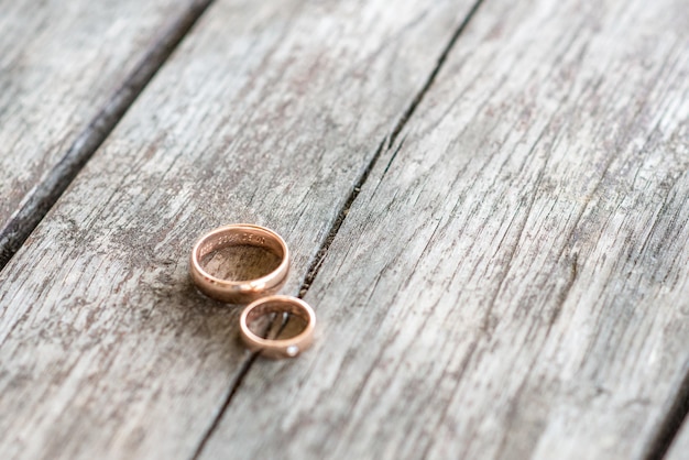 Photo close-up of rings on wooden table