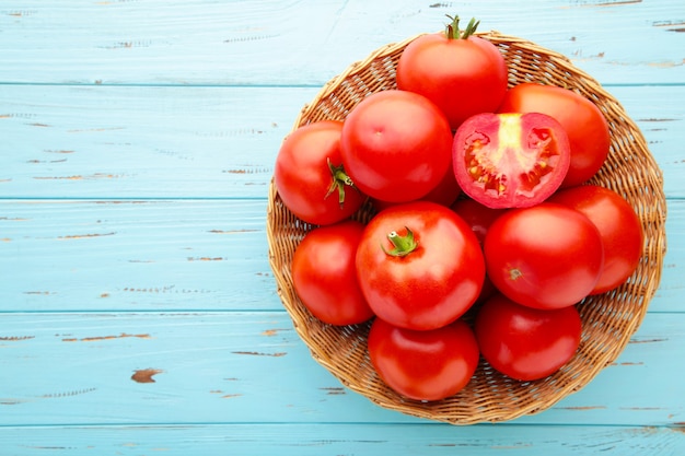 Primo piano sul mucchio maturo di pomodori nel carrello