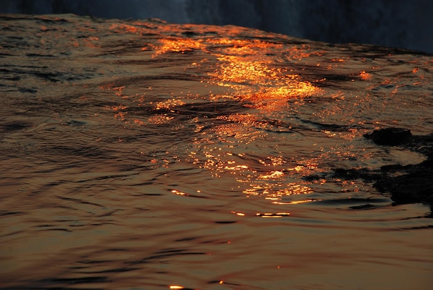 Photo close-up of rippled water during sunset