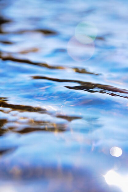 Foto close-up dell'acqua ondulata nel lago