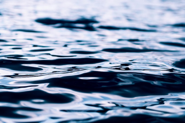 Близкий взгляд на волнистую воду в море