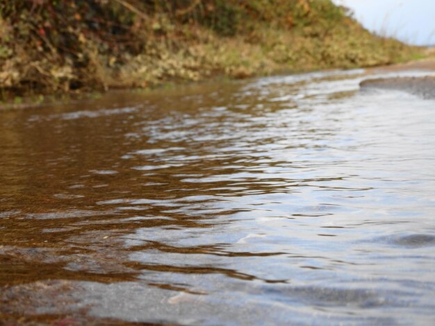 Близкий взгляд на волнистую воду