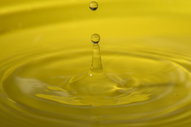 Близкий взгляд на волнистую желтую воду
