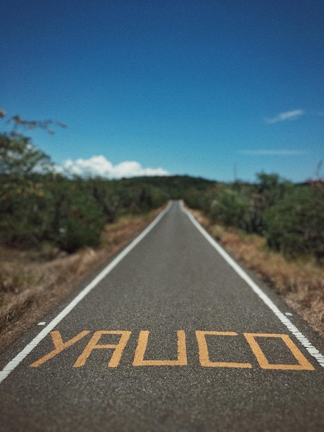 Photo close-up of road against sky