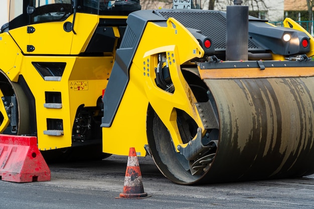 新しい道路建設現場で働くロードローラーの接写 道路工事