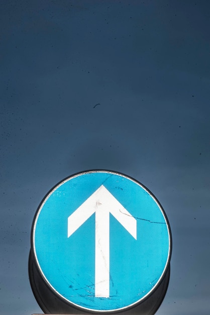 Photo close-up of road sign against blue sky