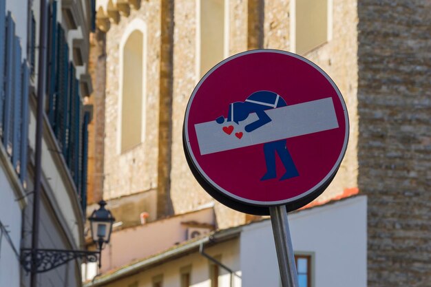 Foto close-up di un cartello stradale contro un edificio