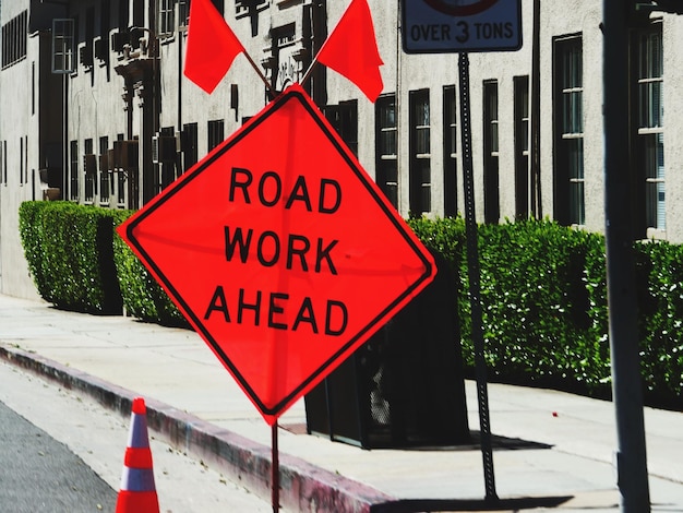 Photo close-up of road sign against built structure