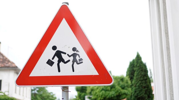 Photo close-up of road sign against sky