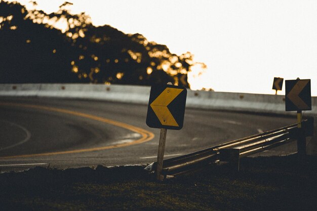 Photo close-up of road sign against sky