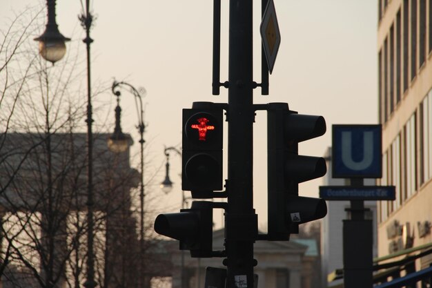 Photo close-up of road sign against sky