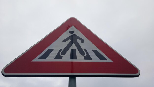 Photo close-up of road sign against sky