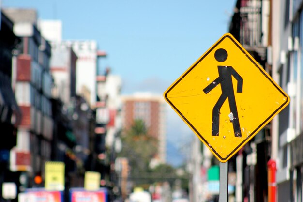 Photo close-up of road sign against sky