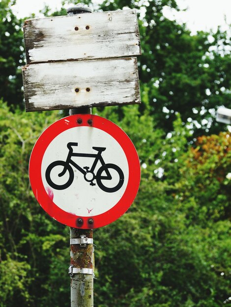 Photo close-up of road sign against trees