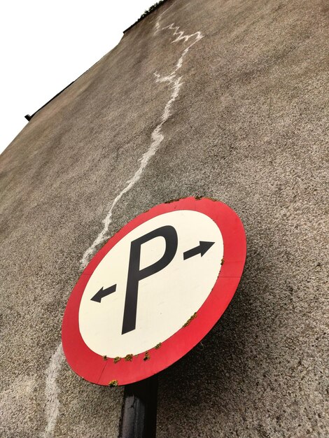 Photo close-up of road sign against wall