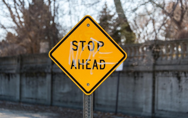 Photo close-up of road sign in city