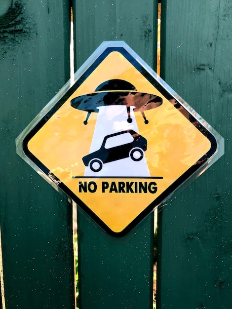 Photo close-up of road sign on fence