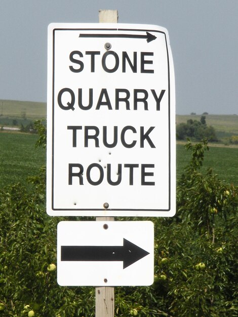 Photo close-up of road sign on field