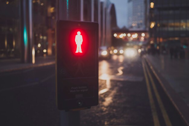 Photo close-up of road sign at night