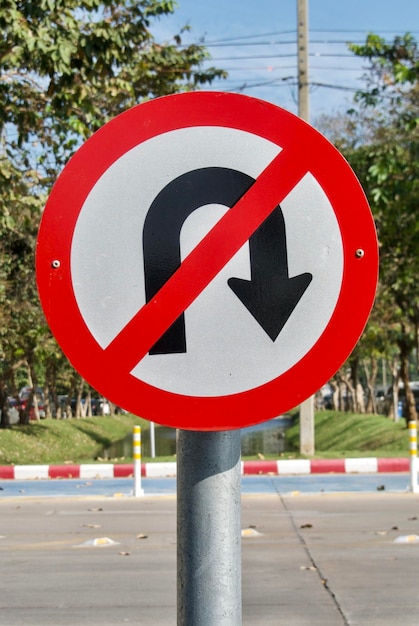 Photo close-up of road sign on street