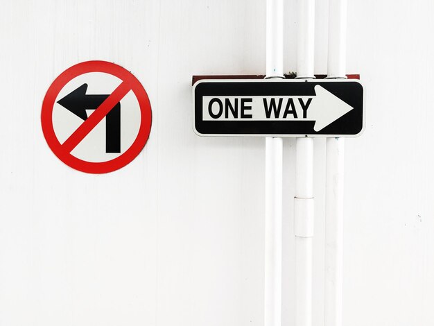 Photo close-up of road sign on wall