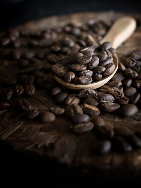 Photo close-up of roasted coffee beans on table