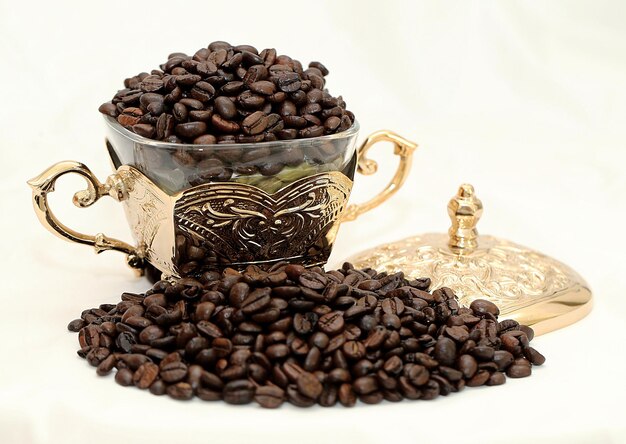 Photo close-up of roasted coffee beans over white background