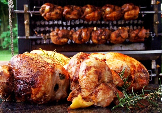 Photo close-up of roasted meat against barbecue