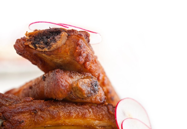 白い背景に切ったレディッシュの焼き肉のクローズアップ