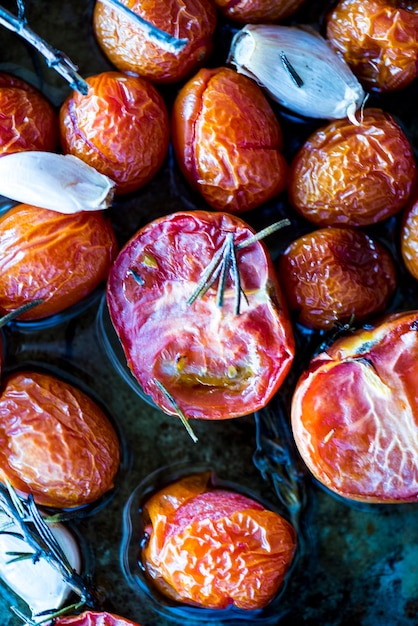 Photo close-up of roasted tomatoes in bowl