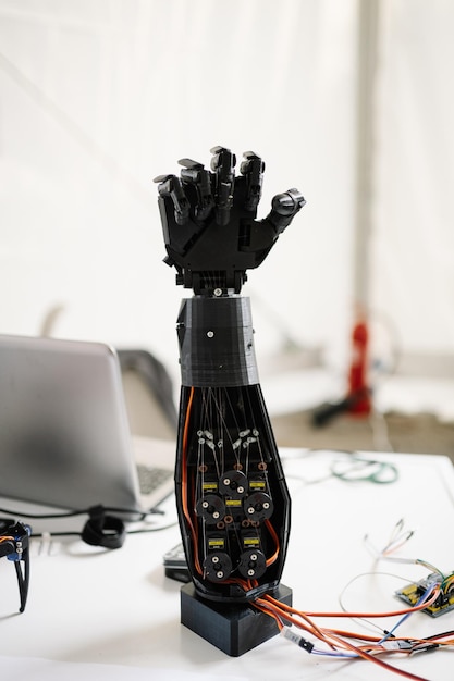 テーブル上のロボット腕のクローズアップ