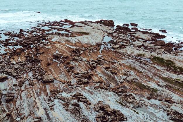 Foto close-up di una roccia sulla spiaggia