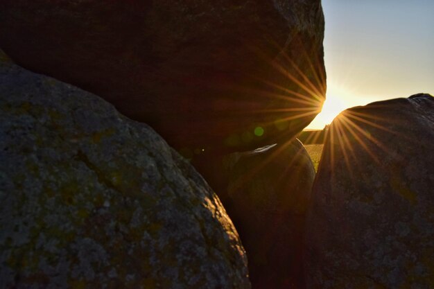 Foto close-up di una formazione rocciosa contro il cielo durante il tramonto