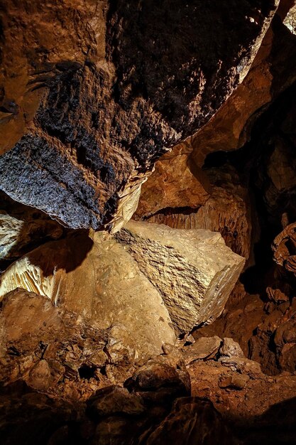 Foto close-up di una formazione rocciosa nella grotta