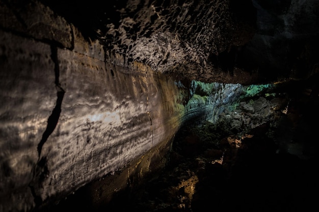 Близкий взгляд на скальные образования в пещере